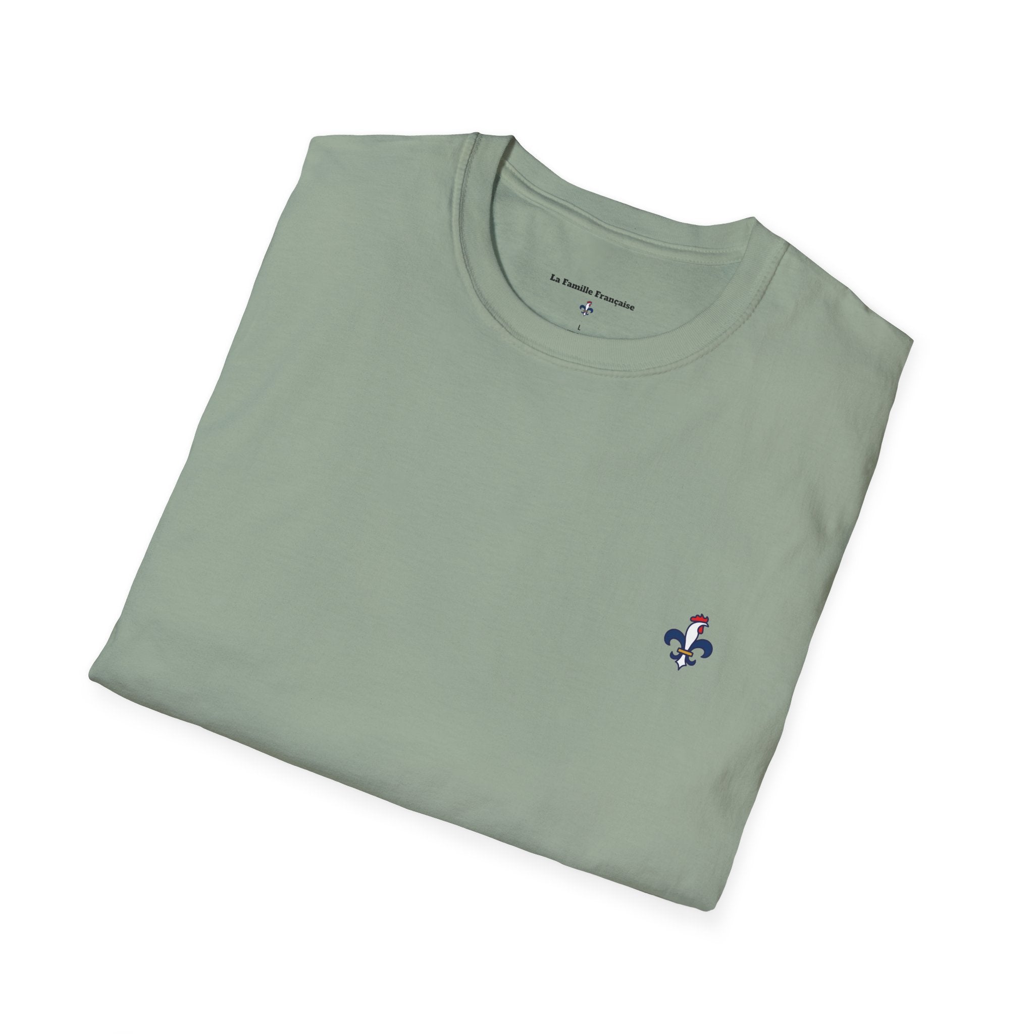 T-shirt La Famille Française vert kaki – logo coq tricolore côté cœur et dos inscription humoristique “La CAF : Caisse d'Alimentaiton des Feinéants”.