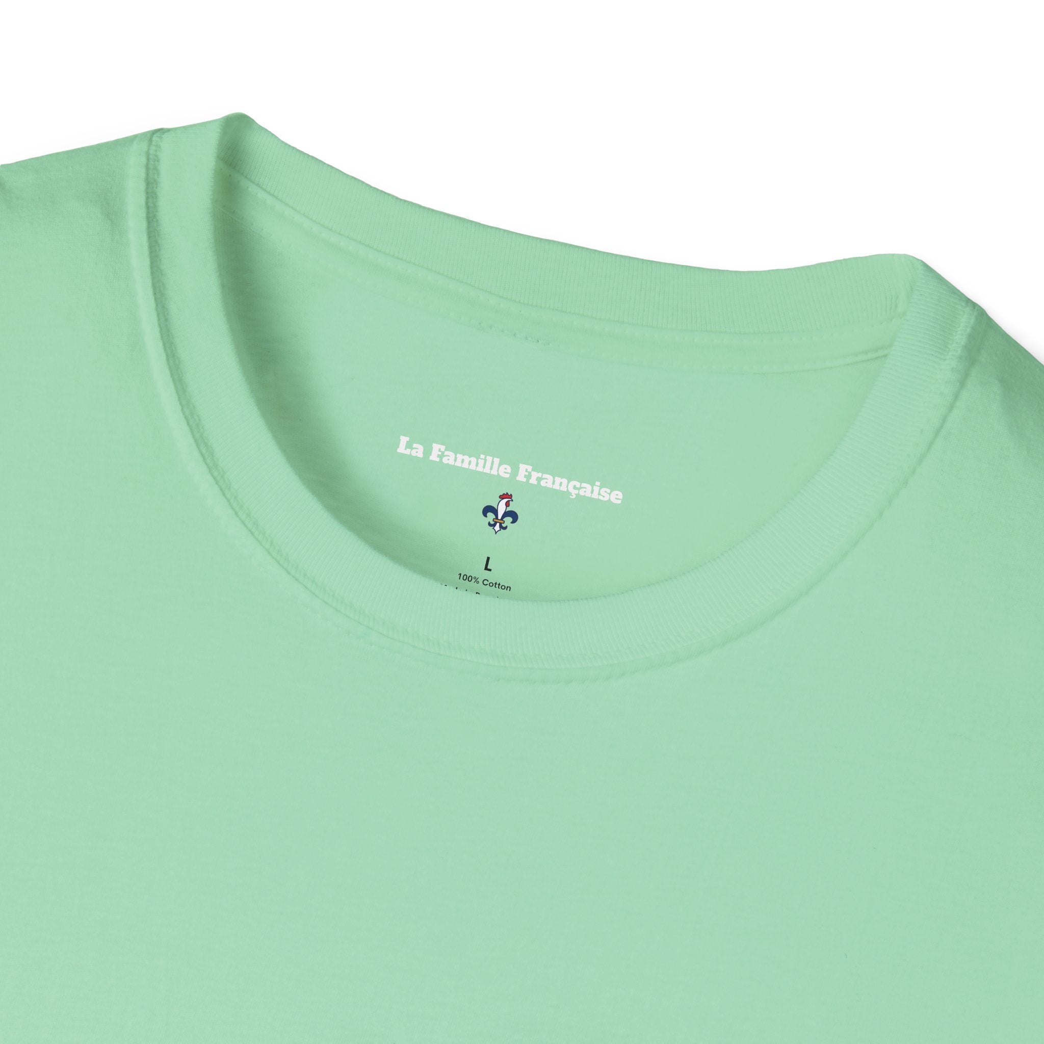 T-shirt La Famille Française vert menthe – logo coq tricolore côté cœur et dos “Bleu Blanc Rouge” avec bouteille de vin rouge à la place du mot "rouge". 