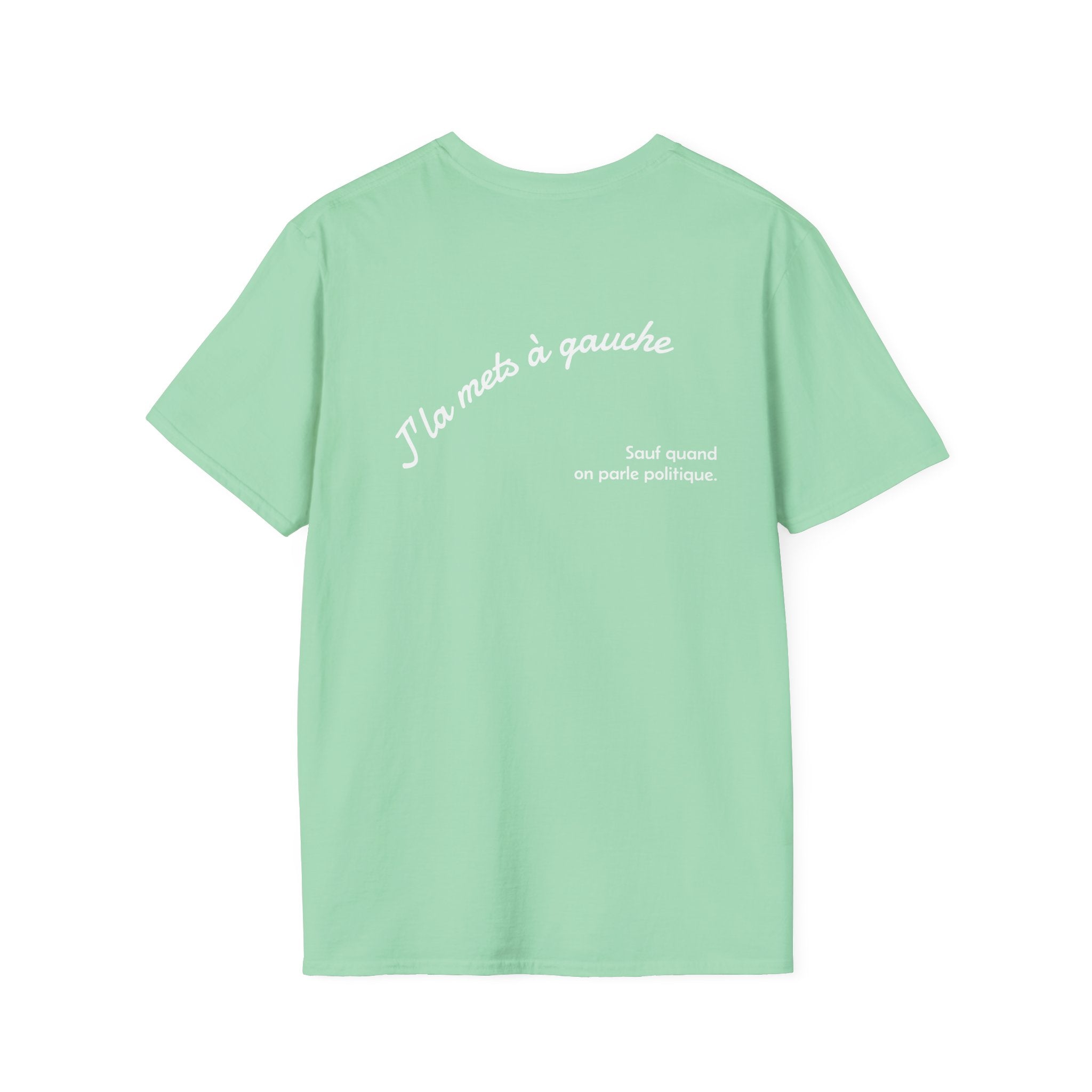 T-shirt La Famille Française vert menthe – logo coq tricolore côté cœur et dos inscription humoristique “J'la mets à gauche sauf quand on parle politique”. 