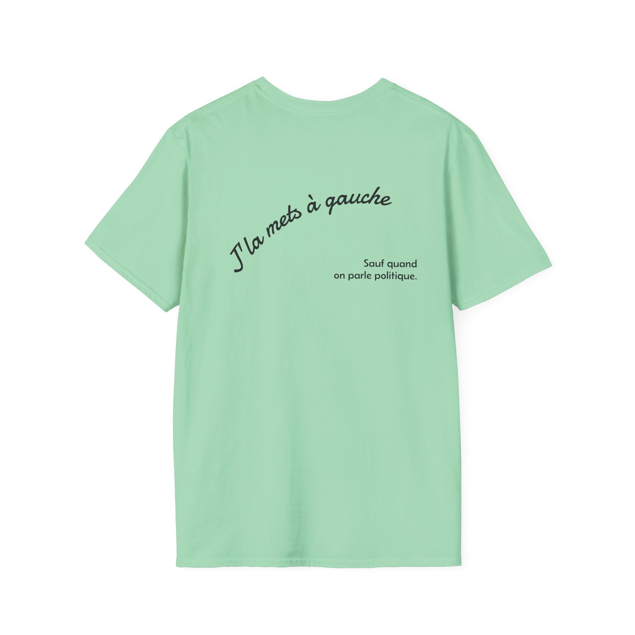 T-shirt La Famille Française vert menthe – logo coq tricolore côté cœur et dos inscription noire humoristique “J'la mets à gauche sauf quand on parle politique”. 