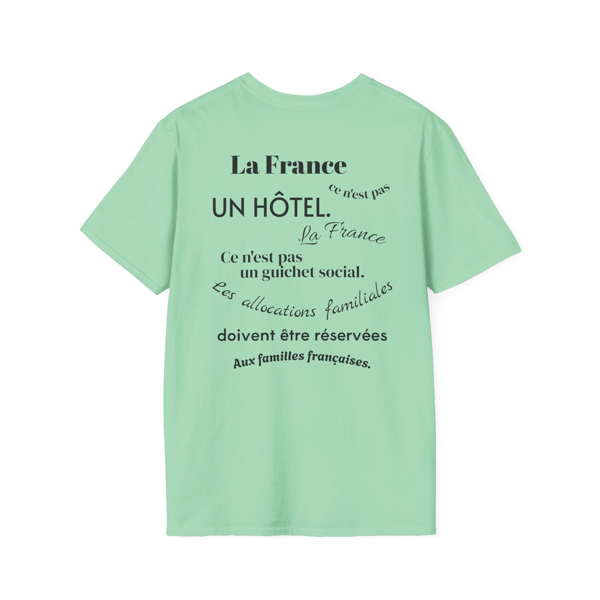 T-shirt La Famille Française vert menthe – logo coq tricolore côté cœur et dos inscription humoristique “La France ce n'est pas un hôtel”.