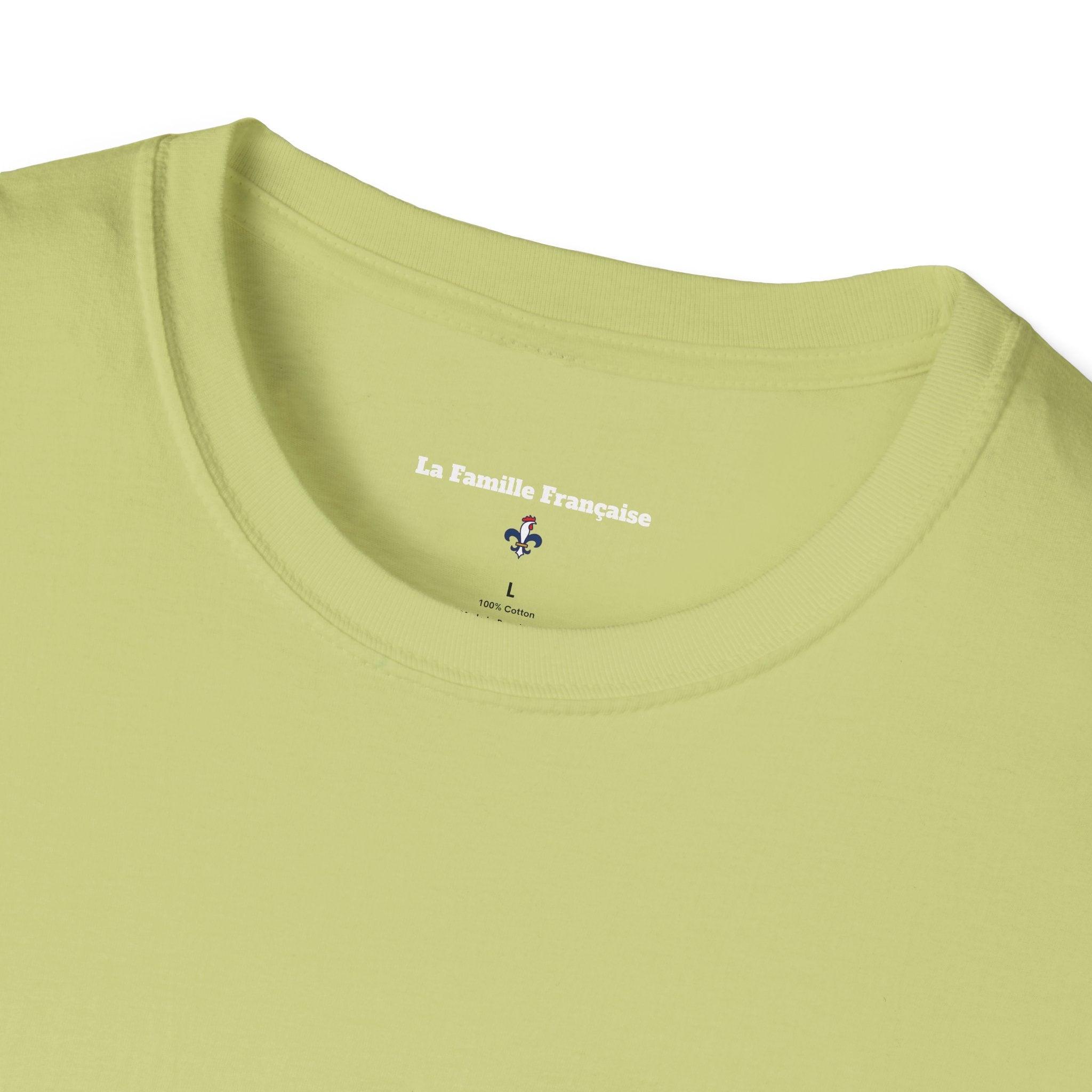T-shirt La Famille Française vert pistache – logo coq tricolore côté cœur et dos “Bleu Blanc Rouge” avec bouteille de vin rouge à la place du mot "rouge". 