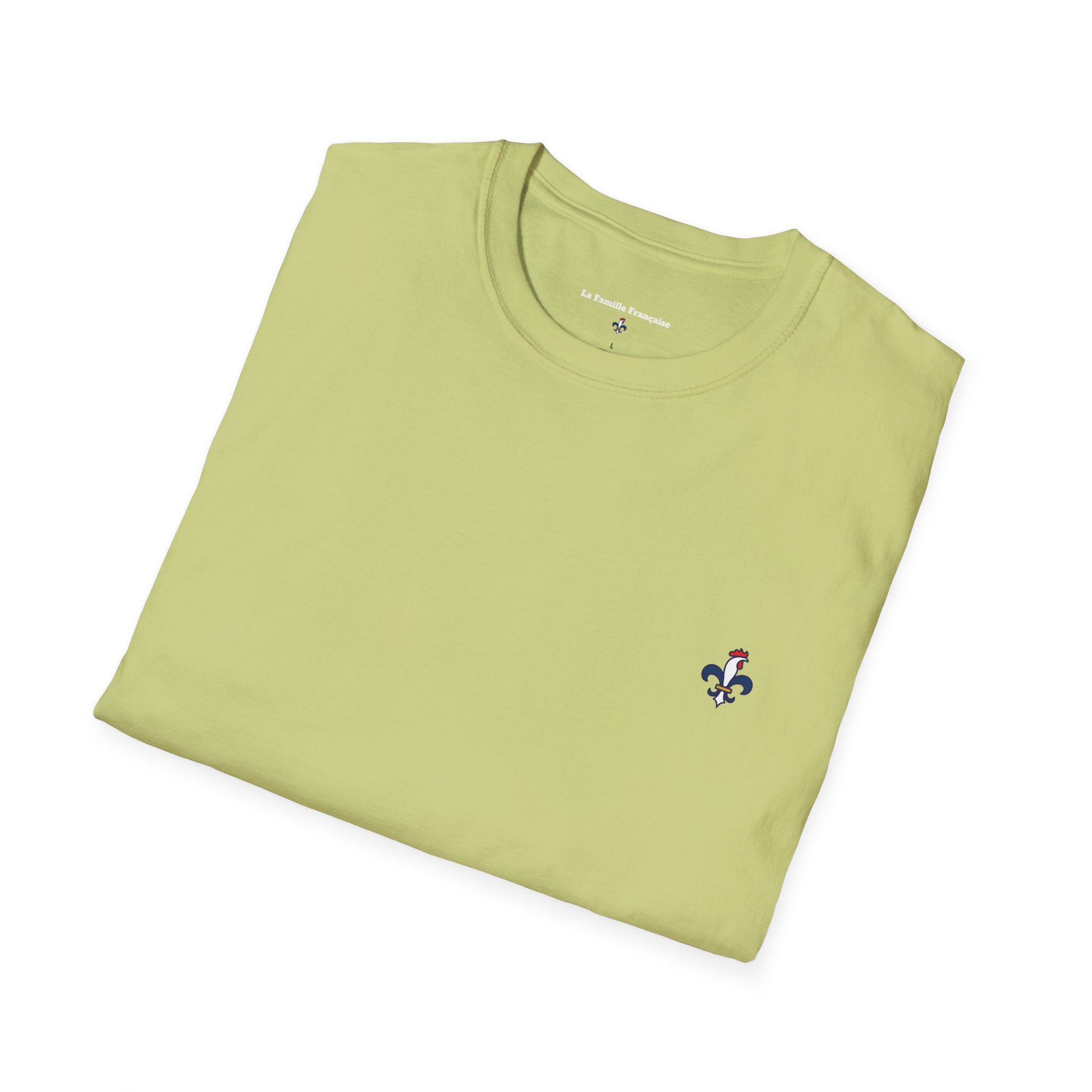 T-shirt La Famille Française vert pistache – logo coq tricolore côté cœur et dos “Bleu Blanc Rouge” avec bouteille de vin rouge à la place du mot "rouge". 